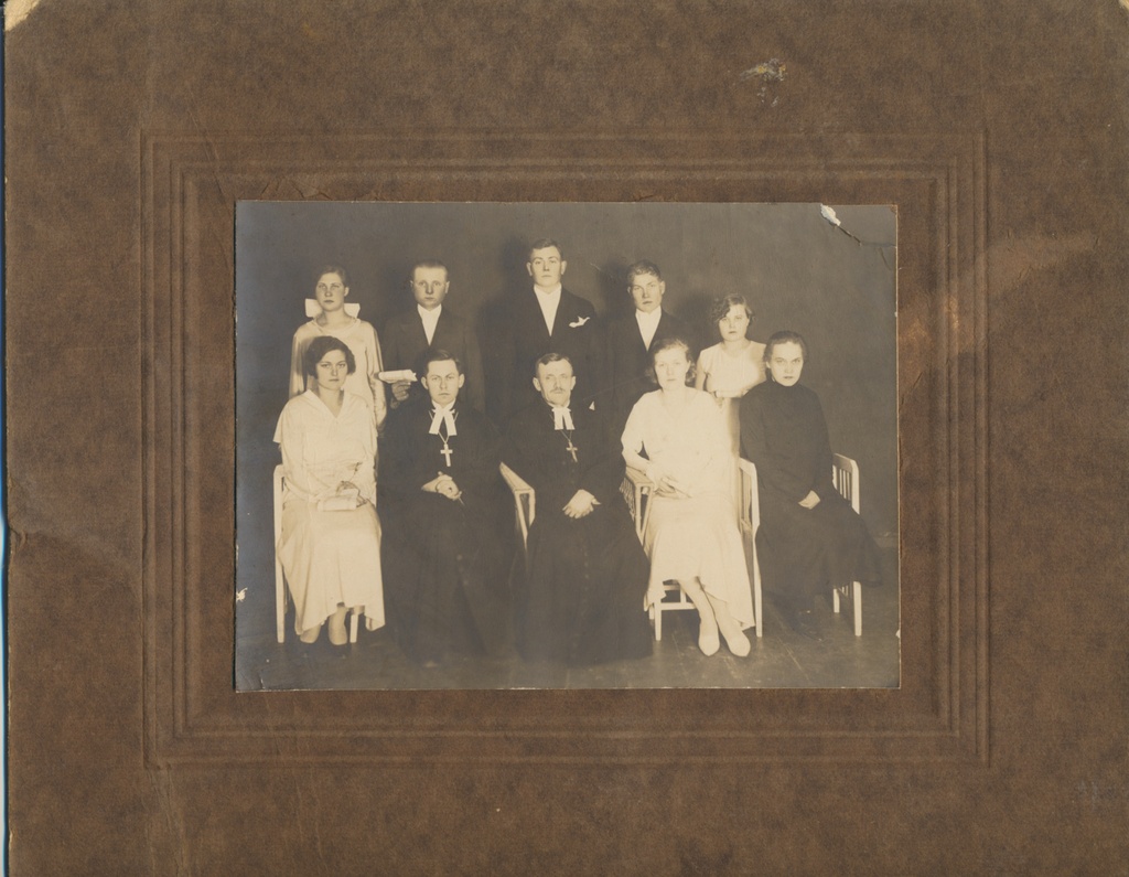 foto, leerilapsed, 2 õpetajat, sh J. Lattik, u 1930