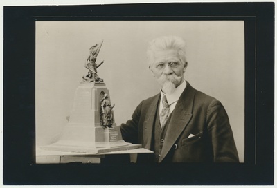 foto, Viljandi, Vabadussõjas langenute mälestussamba makett ja autor A. Adamson, u 1925  duplicate photo
