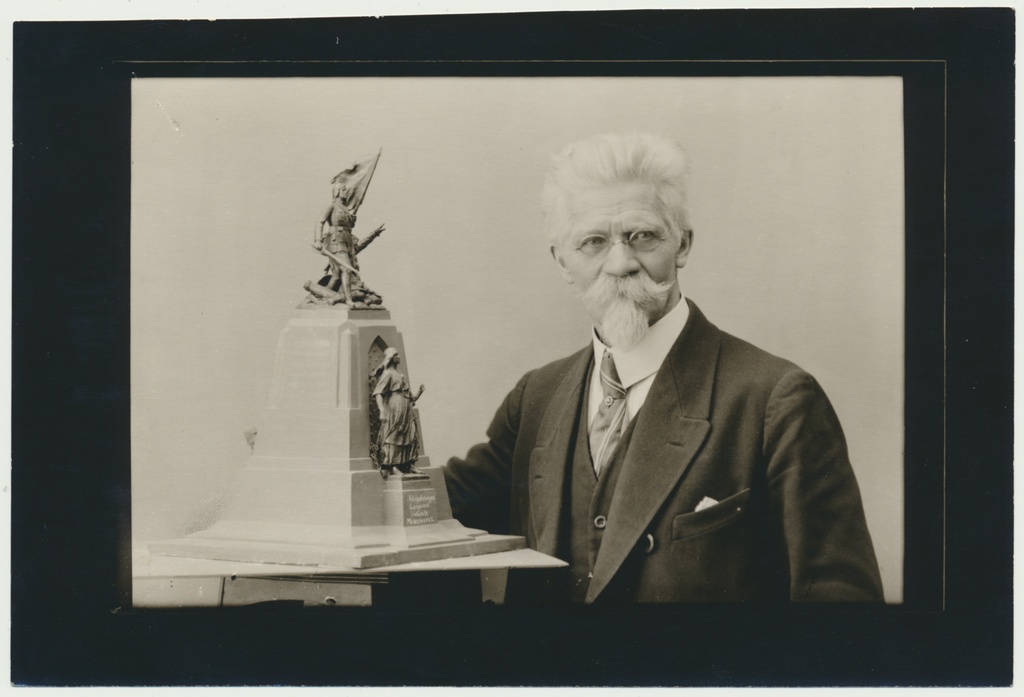 foto, Viljandi, Vabadussõjas langenute mälestussamba makett ja autor A. Adamson, u 1925