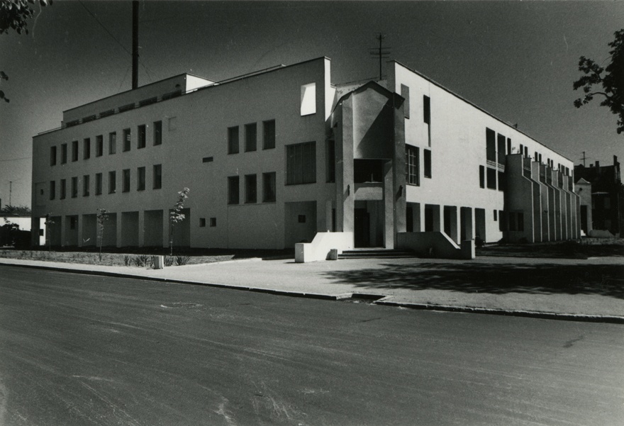 Sanatorium "Estonia" in Pärnu, view of the building from the corner. Architect Ants Raid, KP