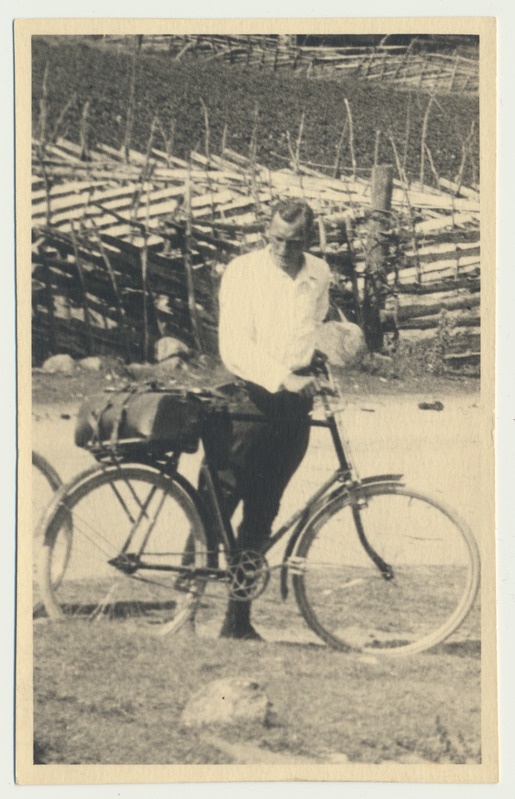 fotopostkaart, Saaremaa, 1 jalgrattur, roigasaed, u 1930, foto V. Suraš