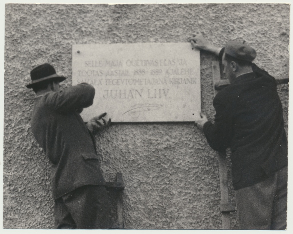 foto, Viljandi, J.Liivi mälestustahvel, 1964, foto J. Kiisla