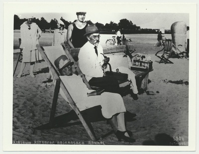fotokoopia, August Kitzberg abikaasaga Pärnu rannas, 1927  duplicate photo