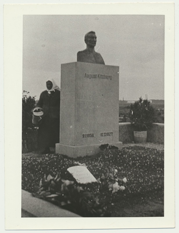 fotokoopia, August Kitzbergi hauamonument, Tartu Maarja kalmistu, u 1930
