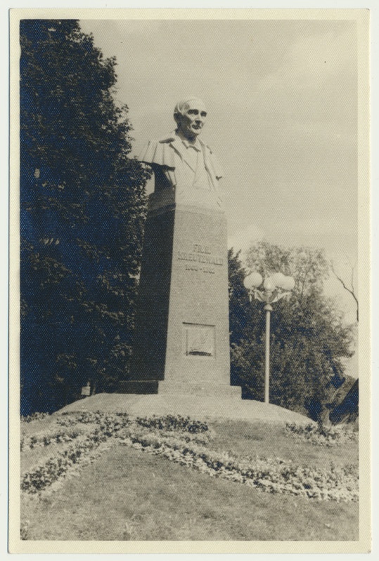 foto, F.R. Kreutzwaldi büst, Tartu, u 1955