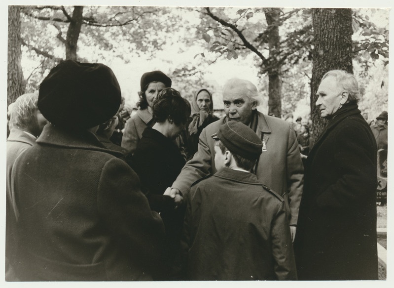 foto, Mart Saar 90, hauakivi avamine, G. Ernesaks, T. Vettik, 1972, foto L. Vellema