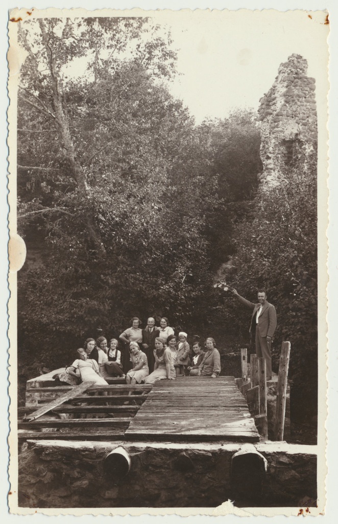 foto, Viljandimaa, Tarvastu lossivaremed, grupp katkisel sillal, u 1935, foto A. Masing