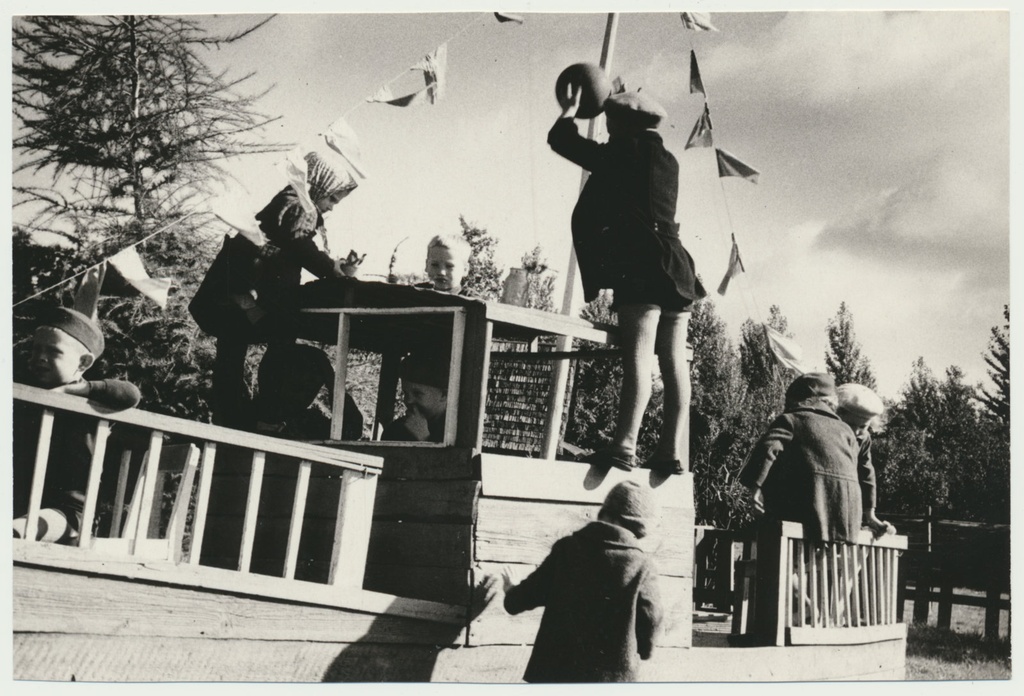 foto, Viljandimaa, Mustla lasteaed, õu, 1965, foto A. Kiisla
