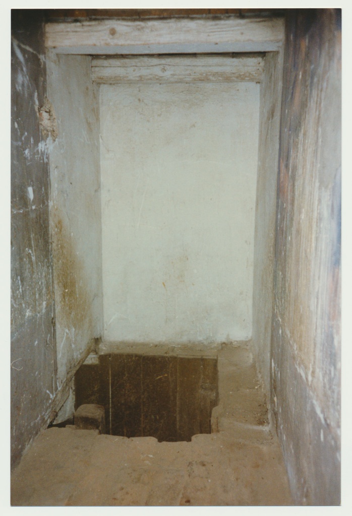 foto, Viljandi muuseum, hoone, trepialune ruum, 1994, värviline