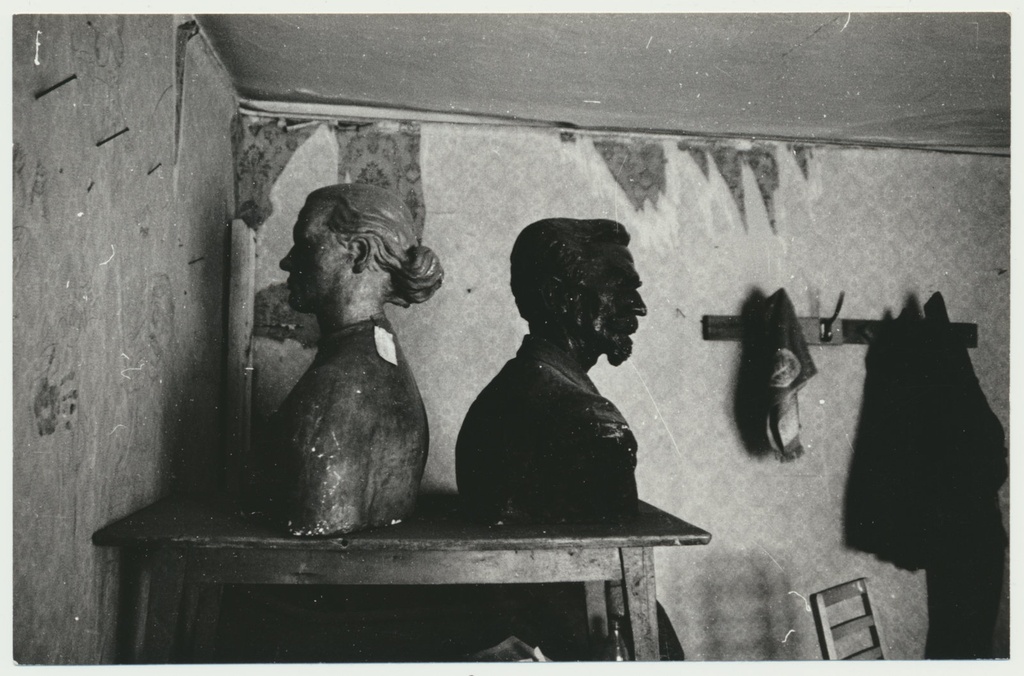 foto, Viljandi muuseum, kaks büsti (A. Kitzberg, kolhoositar?), 1993