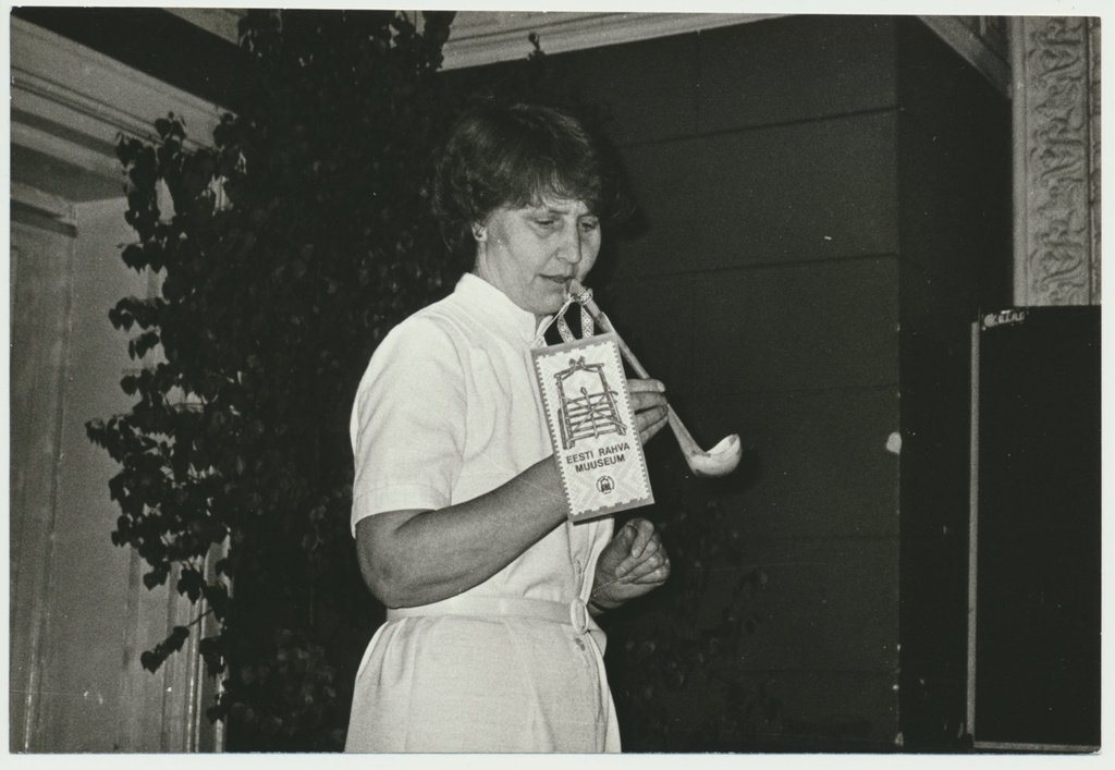 foto, Viljandi muuseum 115, konverents, õnnitlemine, 1993, foto E. Veliste