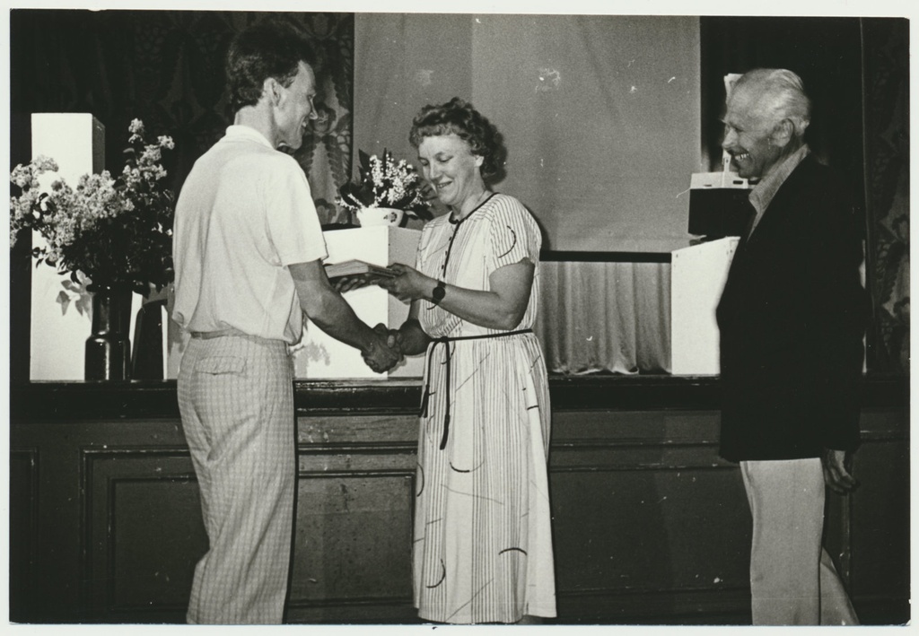 foto, Viljandi muuseum 115, konverents kultuurimajas, õnnitlemine, 1993, foto E. Veliste