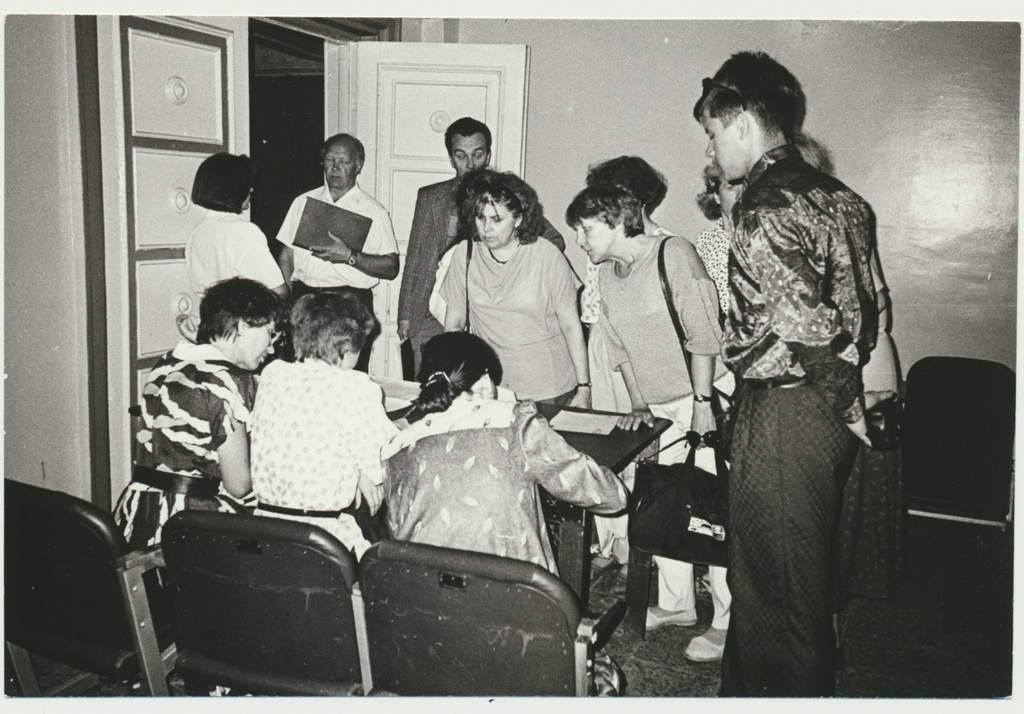 foto, Viljandi muuseum 115, külaliste registreerimine, 1993, foto E. Veliste