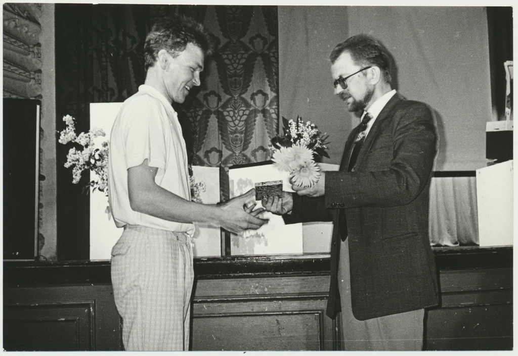 foto, Viljandi muuseum 115, konverents, õnnitlemine, 1993, foto E. Veliste