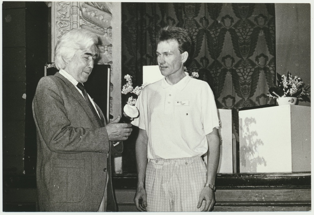 foto, Viljandi muuseum 115, konverents, õnnitlemine, 1993, foto E. Veliste
