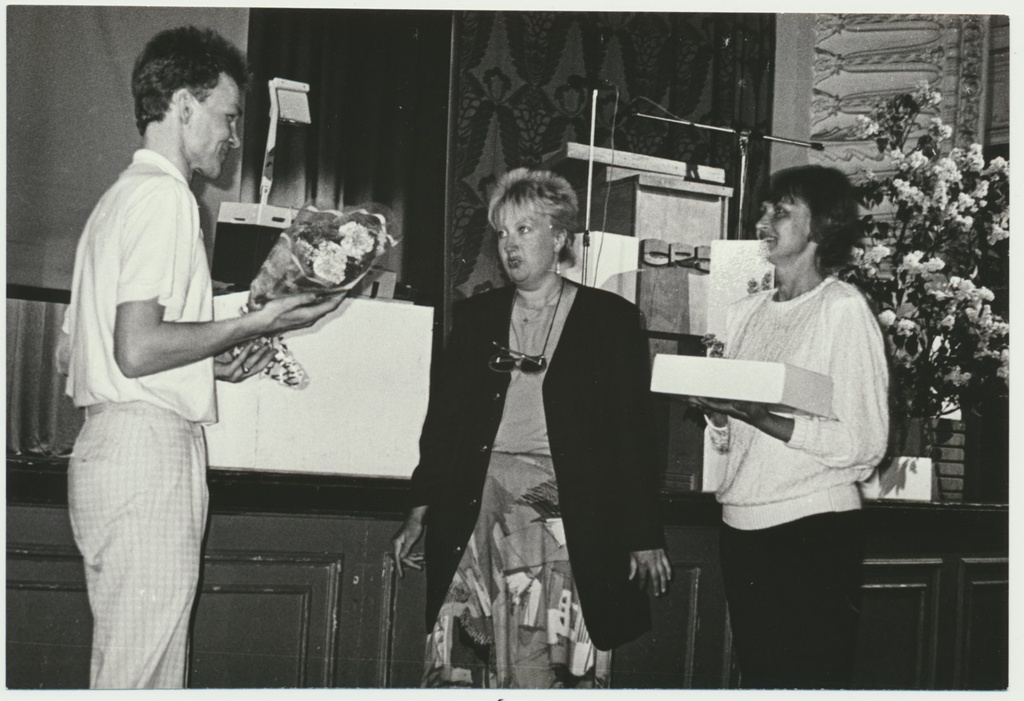 foto, Viljandi muuseum 115, konverents, õnnitlemine, 1993, foto E. Veliste