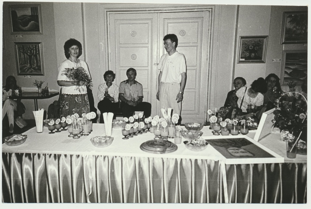 foto, Viljandi muuseum 115, peolaud, õnnitlemine, 1993, foto E. Veliste