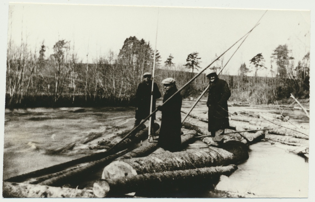 fotokoopia, Viljandimaa, Kõpu, parvetajad jõel, u 1920, repro L. Vellema