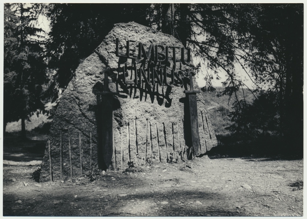 foto, Viljandimaa, Lõhavere linnamägi, 1977, foto E. Veliste