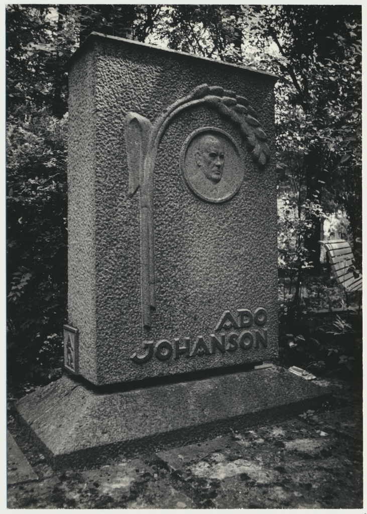 foto, Viljandimaa, Suure-Jaani, Ado Juhansoni hauamonument, 1977, foto E. Veliste