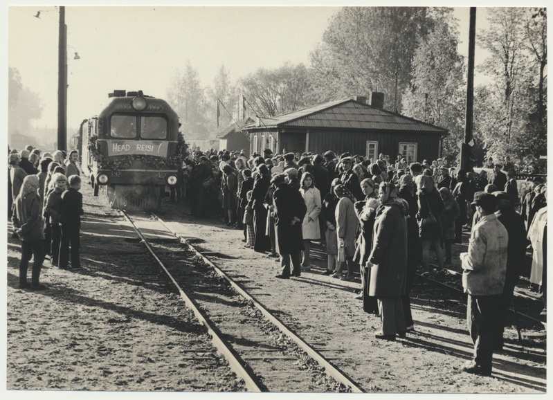 foto, Viljandimaa, Mõisaküla, viimase kitsarööpmelise rongi ärasaatmine, 1973, foto E. Veliste