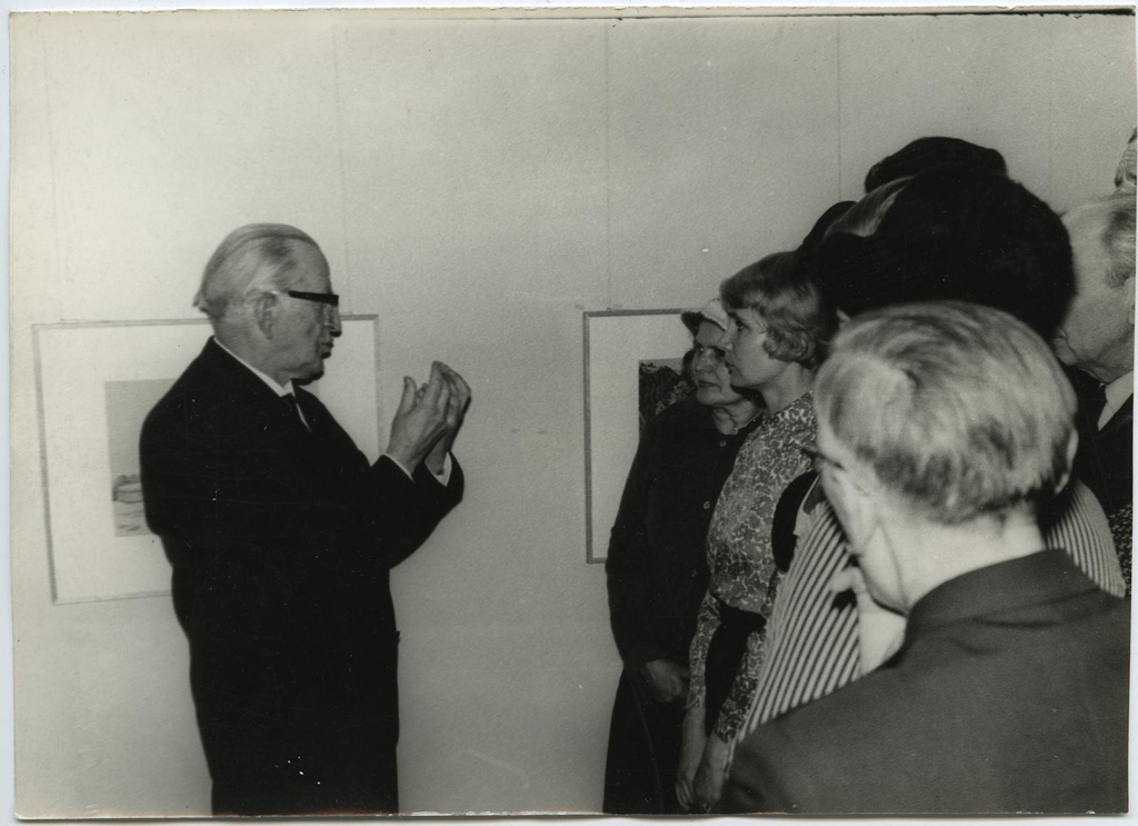 Kohtumine prof. Günther Reindorffiga tema teoste näitusel 12. apr. 1970. Prof Reindorff annab kunstihuvilistele seletusi.