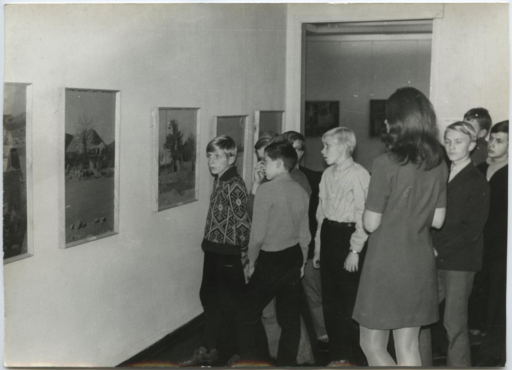 Ekskursioon Järve Keskkoolist Armeenia kunstnike grupinäitusel 18. septembril 1970. Juhendab teaduslik töötaja Mari Pill
