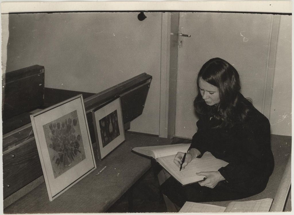 Teaduslik töötaja Mari Pill inventeerib Ellinor Aiki maale 1970