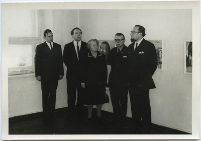 VII lennu lõpetajad (paremalt) - Bruno Sõmeri, Evald Timmas, Linda Rääts, Hugo Rosin ja Elmar Ester näituse avamisel 6. veebruaril 1971. II korrusel  similar photo