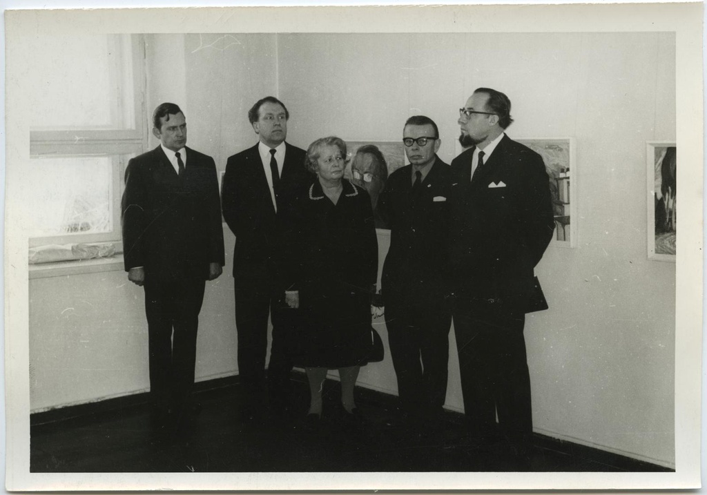 VII lennu lõpetajad (paremalt) - Bruno Sõmeri, Evald Timmas, Linda Rääts, Hugo Rosin ja Elmar Ester näituse avamisel 6. veebruaril 1971. II korrusel