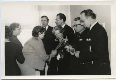 Näituse avamine 6. veebruaril 1971. Õnnitletakse lõpetajat Linda Räätsa.  similar photo