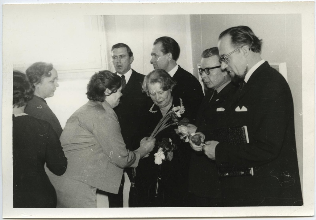 Näituse avamine 6. veebruaril 1971. Õnnitletakse lõpetajat Linda Räätsa.