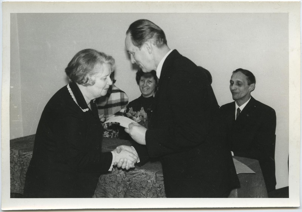 VII lennu lõpuaktusel 6. veebr. 1971. Kursuse juhataja Eduard Maaser õnnitleb lõpetajat Linda Räätsa.