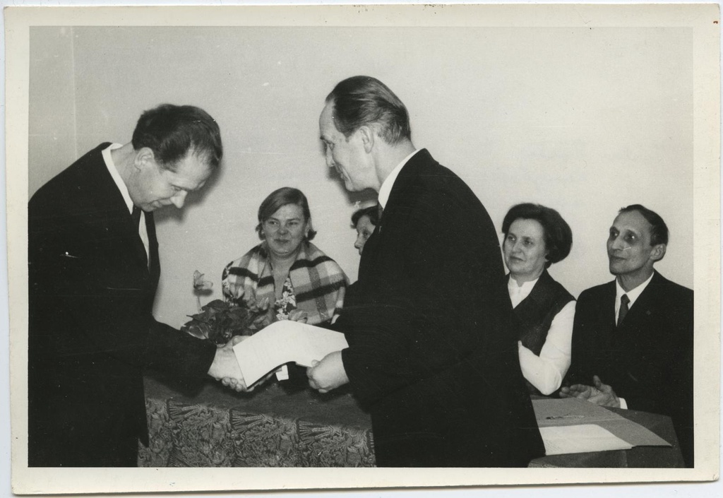 VII lennu lõpuaktusel 6. veebruaril 1971. Kursuse juhataja Eduard Maaser õnnitleb lõpetajat Evald Timmast.