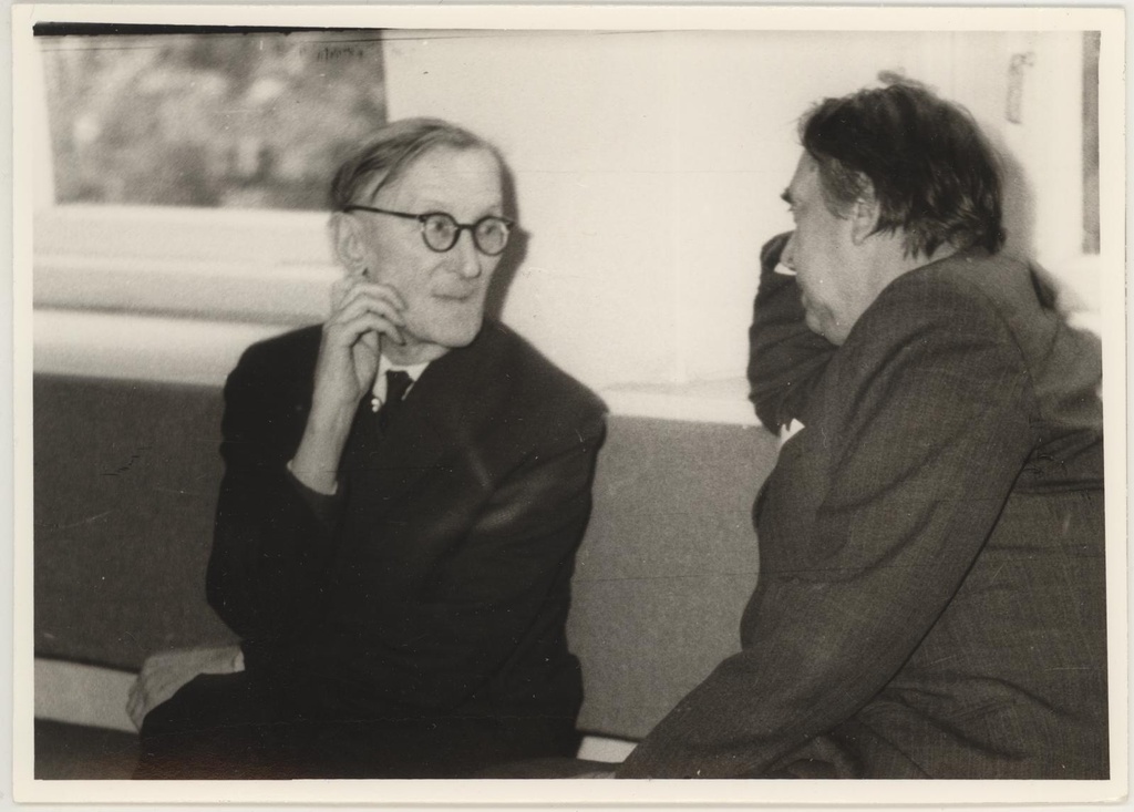 Professor Aleksander Vardi 70.sünnipäeva tähistava näituse avamine 24.09.1971. RAT "Vainemuine" direktor-lavastaja Kaarel Ird ja kunstiteadlane Voldemar Erm