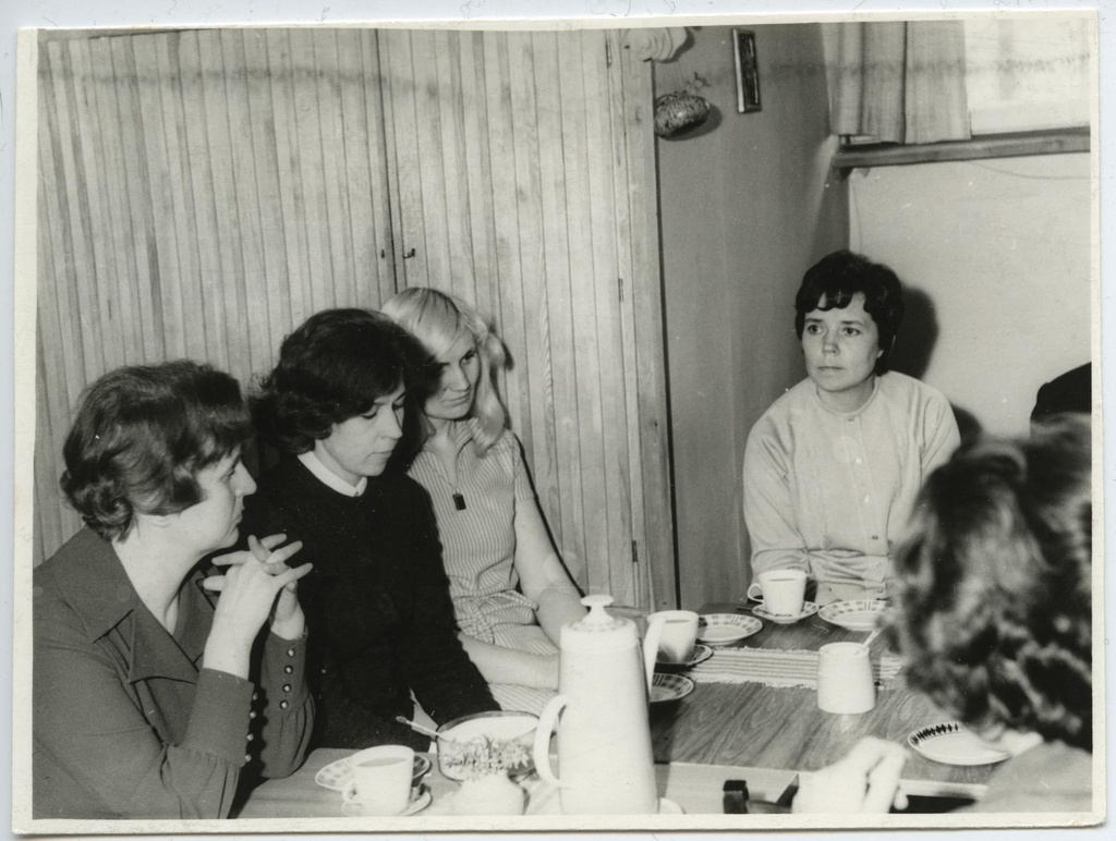 Tartu linna tööstuskunstnike kokkutulek muuseumis 14. aprillis 1971. Kohvilauas. Paremalt esimene muuseumi direktor Vaike Tiik.