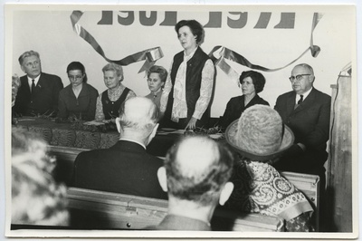 10. aastapäeva konverents lektooriumis 21. oktoobril 1971. Muuseumi direktor Vaike Tiik avab konverentsi.  similar photo