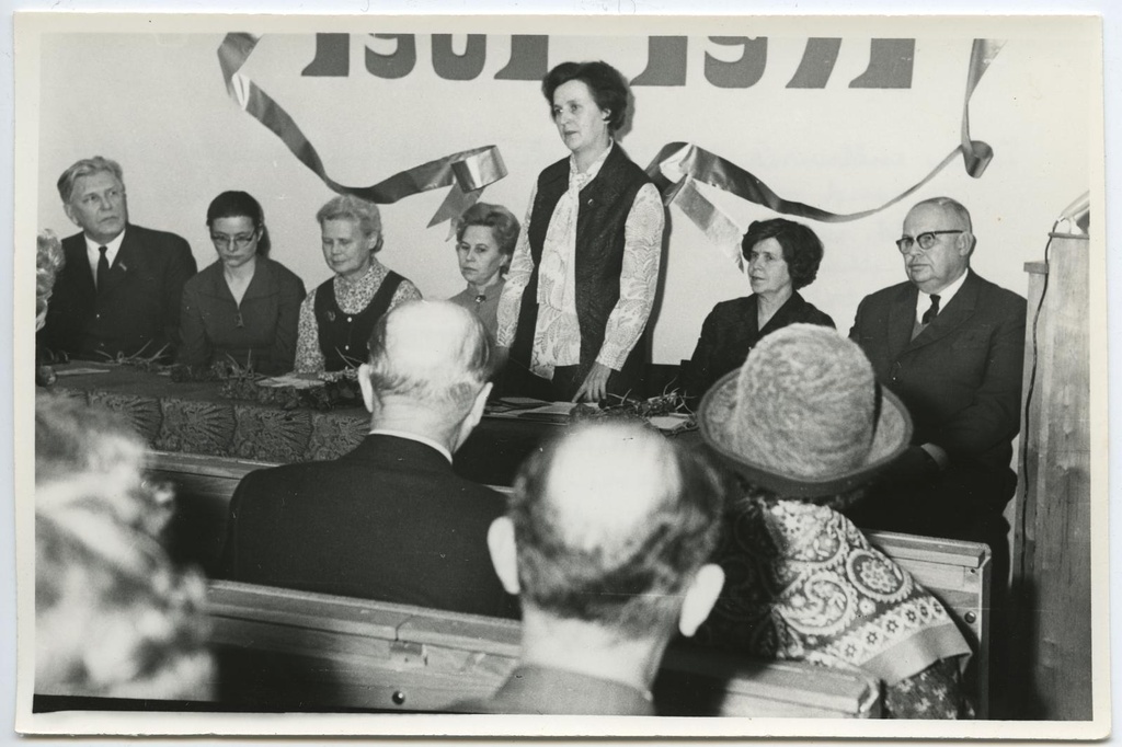 10. aastapäeva konverents lektooriumis 21. oktoobril 1971. Muuseumi direktor Vaike Tiik avab konverentsi.