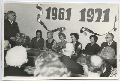 10. aastapäeva konverentsile eelnev pidulik aktus lektooriumis 21. oktoobril 1971. Aktuse lõpusõnad ütleb ENSV Ülemnõukogu Presiidiumi esimehe asetäitja, ENSV Rahvaülikoolide Nõukogu esimees A. Ausberg.  similar photo
