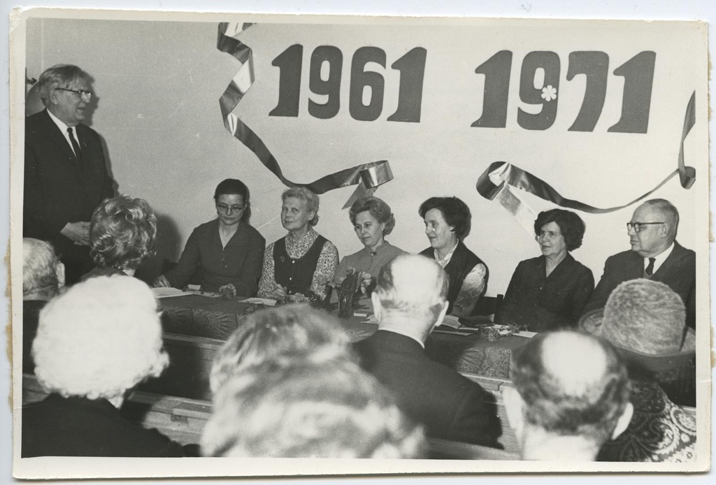 10. aastapäeva konverentsile eelnev pidulik aktus lektooriumis 21. oktoobril 1971. Aktuse lõpusõnad ütleb ENSV Ülemnõukogu Presiidiumi esimehe asetäitja, ENSV Rahvaülikoolide Nõukogu esimees A. Ausberg.