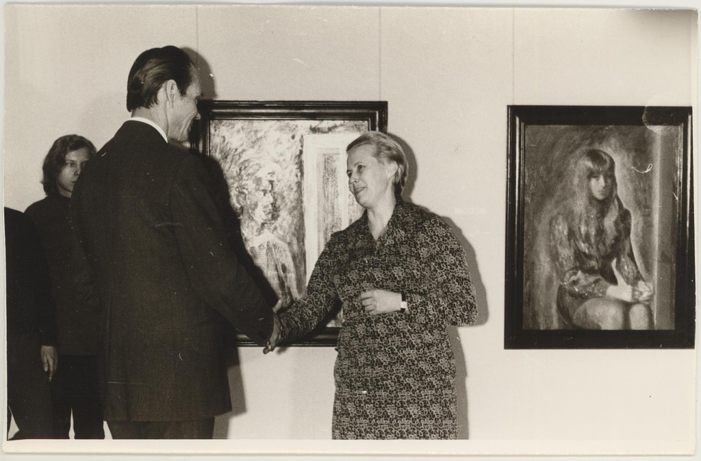 Tallinna kevadnäituse avamine 14.04.1972. ENSV Kunstnike Liidu esimeest Ilmar Torni õnnitleb EKP Tartu Linnakomitee sekretär Armilde Jürimäe.