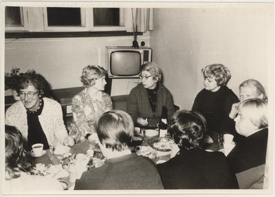 Leningradi klaasikunstnikud ja Tartu tarbekunstnikud muuseumi kohvilauas 19.01.1973  similar photo