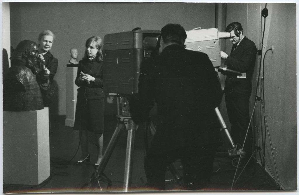 Skulptor Jaan Koorti töödest TKM-i kogudes vestlevad muuseumi töötajad Tuui Koort ja Mare Ruus Eesti Televisiooni saates "Näitus" 14. novembril 1972.