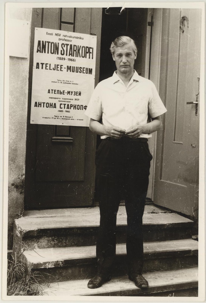 Muuseumi avamine 21. juulil 1972. (Vaade Ateljeesse). Näitleja Ervin Abel muuseumi trepil