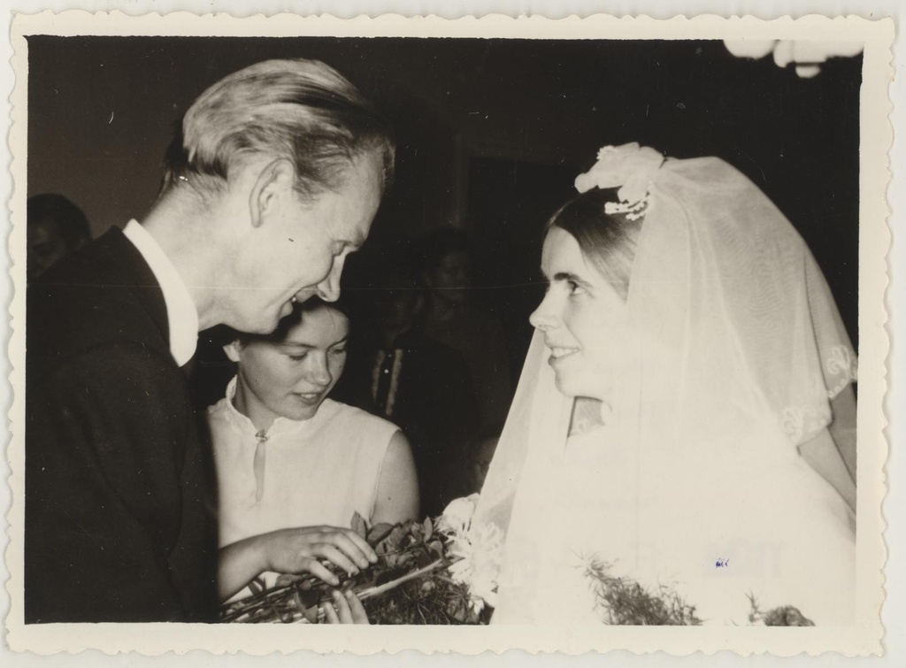 Vanema teadusliku töötaja Ene Õunase ja Tõnu Asu registreerimine Elva Perekonnaseisuaktide Büroos 27.09.1969. Heilo Marken õnnitleb noorikut.