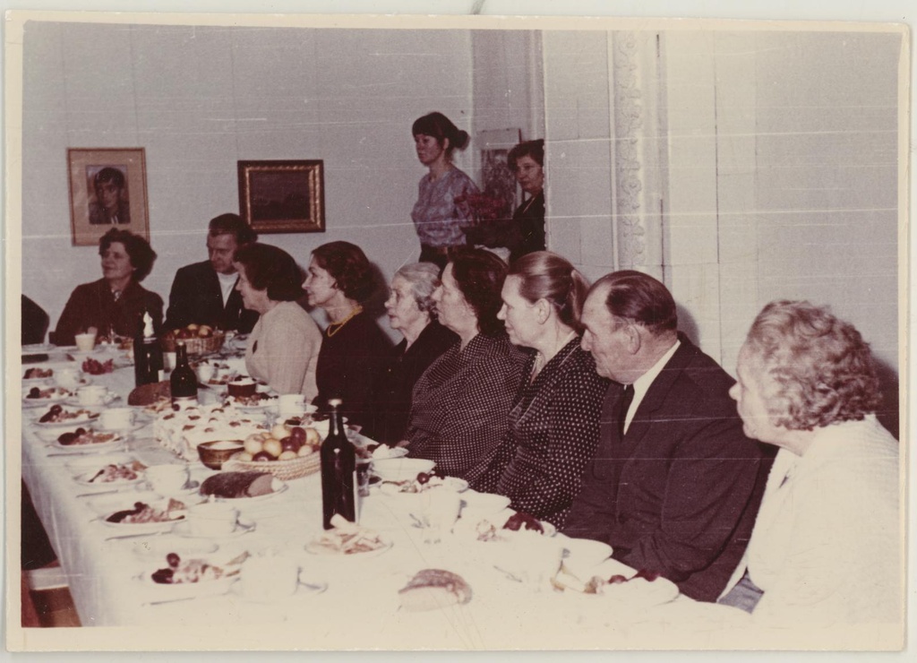 Direktor Vaike Tiigi 50-aasta juubeli tähistamine 6.detsembril (tegelikult 22.november) 1971. Peolauas.