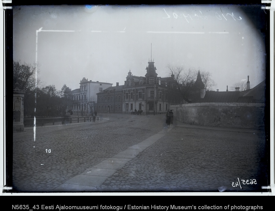 Tartu vaade Vabadussilla (Puusilla) poolt Laiale ja Emajõe tänavale, premal Botaanikaaia müür. XX saj. II pool.