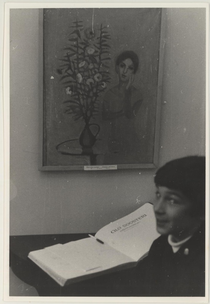 Ülo Soosteri teoste näituse avamine 10.04.1971. I korrusel. Kunstniku poeg Tenno-Pent külastajate märkmete raamatuga