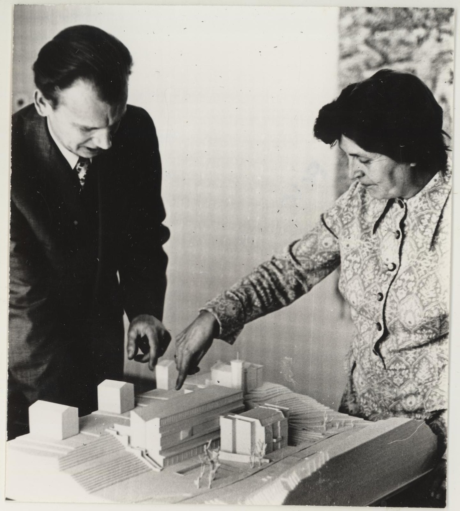 Direktor V. Tiik ja direktori asetäitja majandusalal H. Marken muuseumi juurdeehituse maketi juures 12.11.1975.a