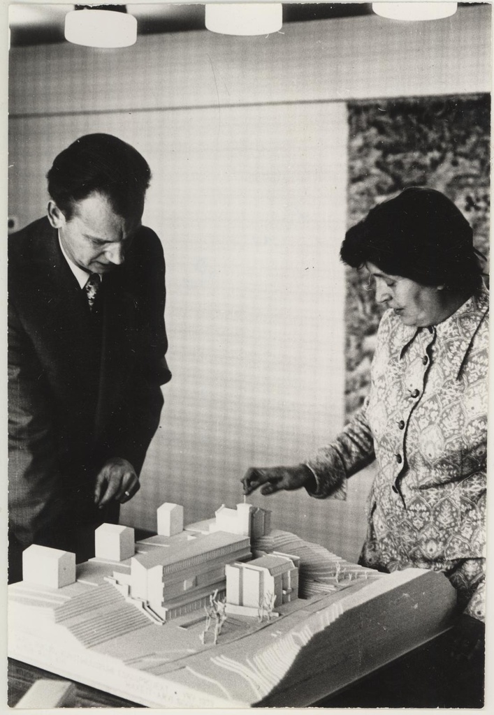 Direktor V. Tiik ja direktori asetäitja majandusalal H. Marken muuseumi juurdeehituse maketi juures 12.11.1975.a
